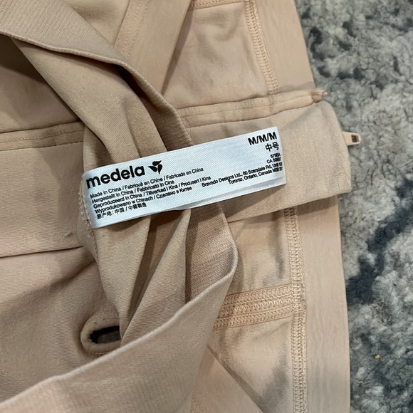 Medela 3 in 1 Pumping and Nursing Bra, Hands Free Pumping Bustier - Picture 3 of 3